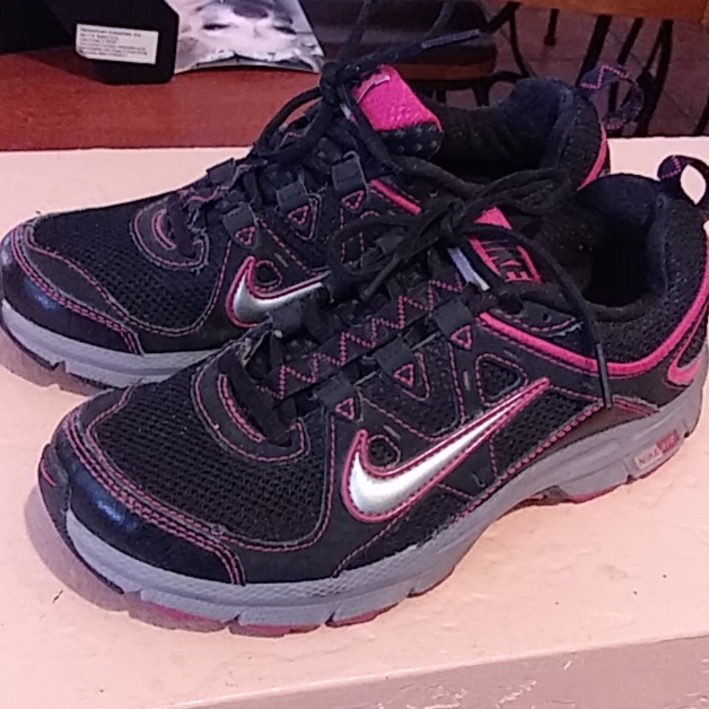 Nike size 6 woman's running shoe
